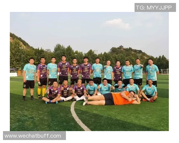 冯足球的传奇之路：从草根球员到职业联赛的闪耀明星